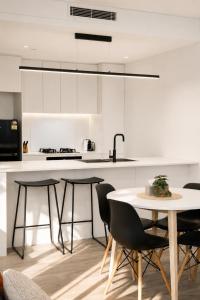 Waterfront High Rise 5 Beds 2 Free Parking