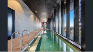 Cozy 1BR Melbourne Escape Balcony Pool GYM