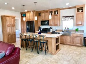 Pet-Friendly Modern Vacation Home with Vermilion Cliffs Views, Boat Parking & Fenced Yard near Horseshoe Bend & Lake Powell, Page Arizona
