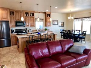 Pet-Friendly Modern Vacation Home with Vermilion Cliffs Views, Boat Parking & Fenced Yard near Horseshoe Bend & Lake Powell, Page Arizona