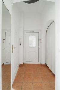 Calm Central Courtyard Apartment