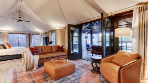 Hot Springs Getaway: Fully Equipped Tented Cabin with Natures Embrace and Private Hot Tub