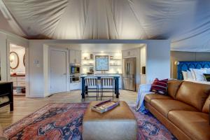 Hot Springs Getaway: Fully Equipped Tented Cabin with Natures Embrace and Private Hot Tub
