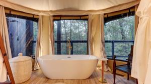 Hot Springs Getaway: Fully Equipped Tented Cabin with Natures Embrace and Private Hot Tub