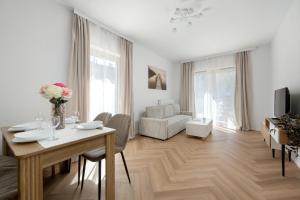 Komfortowy Apartament z Tarasem Widokowym we Wrocławiu by Noclegi Renters