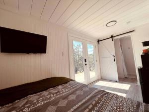 Canyon Lake Container Offering Spectacular Views of Nature From the Surrounding Porch, Near Guadalupe River in Texas