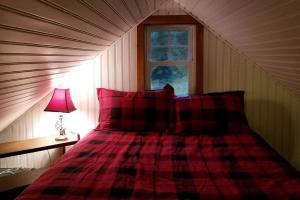 Carroll, NH Pet-Friendly Cabin with Hot Tub: Your Ultimate Retreat