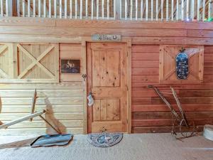 Impressive Wooden Cabin in Round Top, Texas