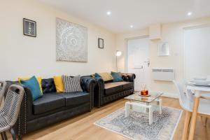 HUGE 5BED -Ensuite - Long Stays Welcome