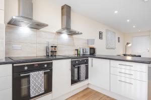 HUGE 5BED -Ensuite - Long Stays Welcome