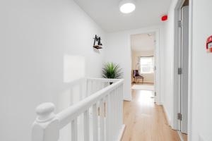HUGE 5BED -Ensuite - Long Stays Welcome