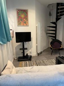 Quiet apartment with garden just outside Paris