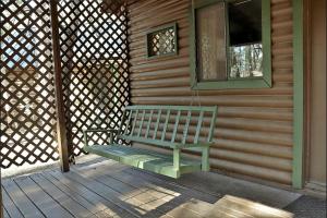 Pet Friendly Studio Cabin with Kitchenette and BBQ, Perfect for a Weekend in the Forest of Christopher Creek