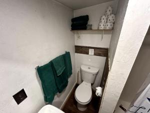 Pet Friendly Studio Cabin with Kitchenette and BBQ, Perfect for a Weekend in the Forest of Christopher Creek