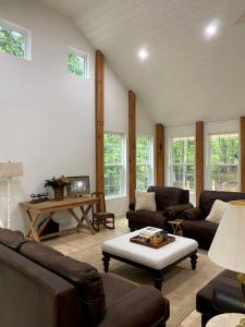 Charming Farmhouse Cottage Perfect for Family-Friendly Getaways in Signal Mountain, Chattanooga