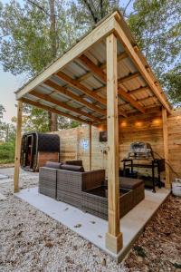 Secluded Tiny Home with Hot Tub, Sauna & Fire Pit near Lake Livingston in Coldspring, Texas