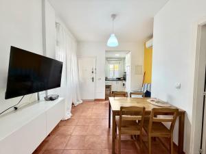 Car Apar - Ground-Floor Apartment 40 m from La Carihuela Beach - AC, No Stairs