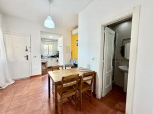 Car Apar - Ground-Floor Apartment 40 m from La Carihuela Beach - AC, No Stairs