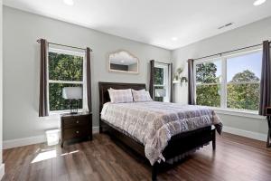 Spacious Vacation Homes with Private Hot Tubs near Chattanooga in Rossville, Georgia