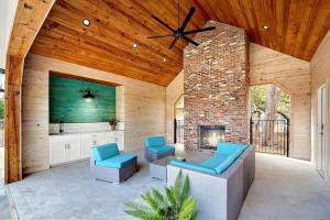 Luxury Cabin for Four for Texas Glamping Retreat