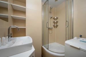 Family Apartment with Workspace and 3 Bedrooms by Noclegi Renters
