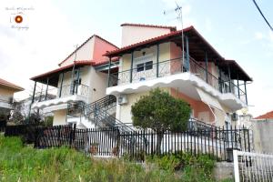 Dimitras Little House