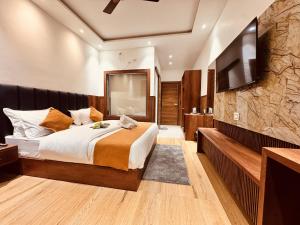 Hotel Sky Heaven Dalhousie Mall Road