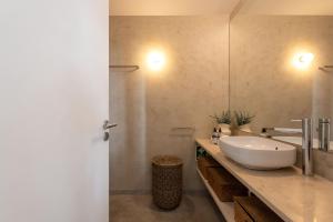 Modern Charming Loft with balcony in central Porto by Lisbeyond