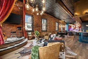 The Velvet Songbird Downtown Luxe Sleeps 24