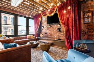 The Velvet Songbird Downtown Luxe Sleeps 24