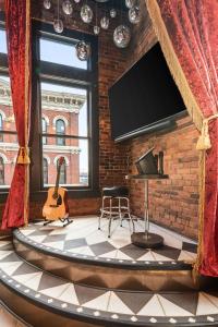 The Velvet Songbird Downtown Luxe Sleeps 24
