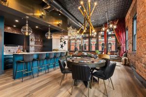The Velvet Songbird Downtown Luxe Sleeps 24