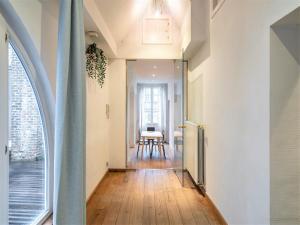 Deluxe Capital Street Stay for 12