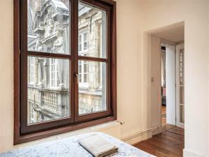 Deluxe Capital Street Stay for 12