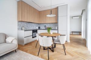 Modern Design Apartment with AC, 10