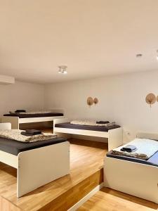 Apartment with Garden near SCS with 5 Single Beds