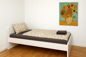 Apartment with Garden near SCS with 5 Single Beds
