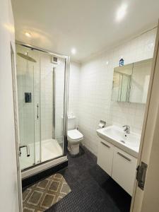 Big one bedroom flat with separate kitchen