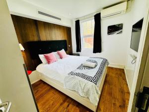 Big one bedroom flat with separate kitchen