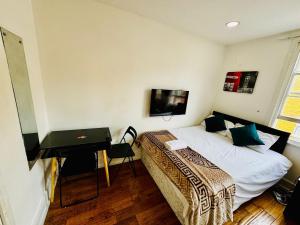 Big one bedroom flat with separate kitchen