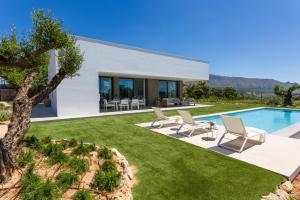 Antequera Golf Villa Pool by ELE Apartments