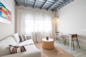 Bright Ground Floor Apt - 700m to Beach