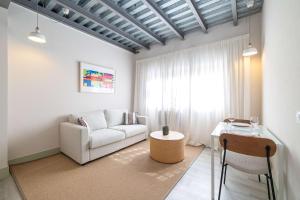Bright Ground Floor Apt - 700m to Beach