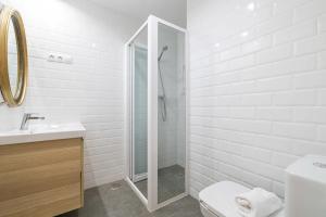 Bright Ground Floor Apt - 700m to Beach