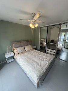 Specious ensuit room