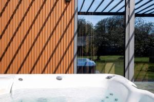 Glamping Pod with a Hot Tub in Orchard