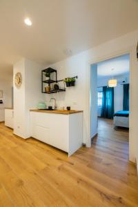 Bed & Breakfast Across The Room(e)