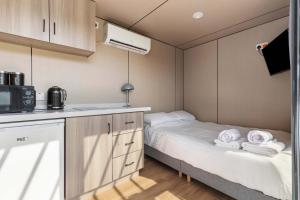 Glamping Pod with a Hot Tub in Orchard