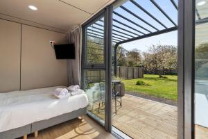 Glamping Pod with a Hot Tub in Orchard