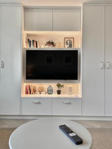 Urban Balance Apartment with Balcony - by Upstairs